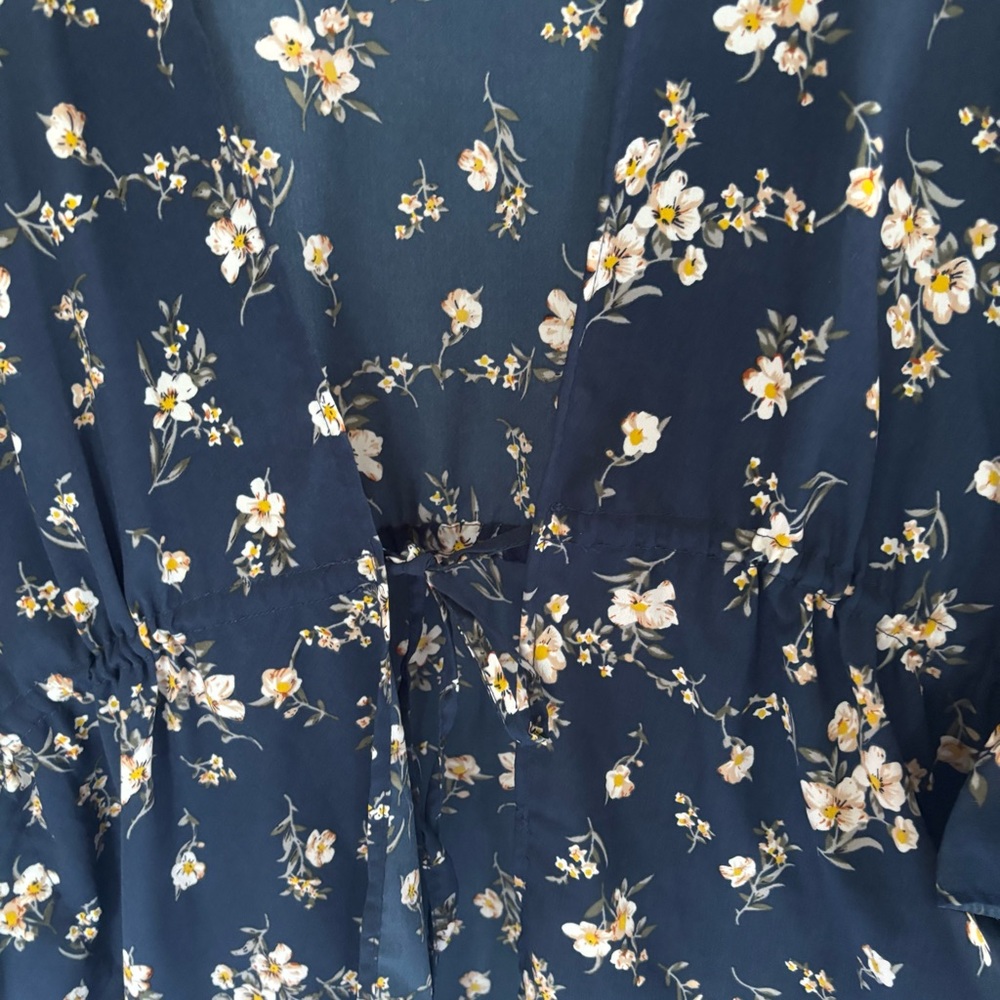 Tru navy blue floral print kimono wrap featuring a tie front and ruffled edges. - Picture 5 of 7